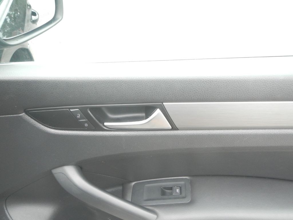2015 Volkswagen Passat Image 16