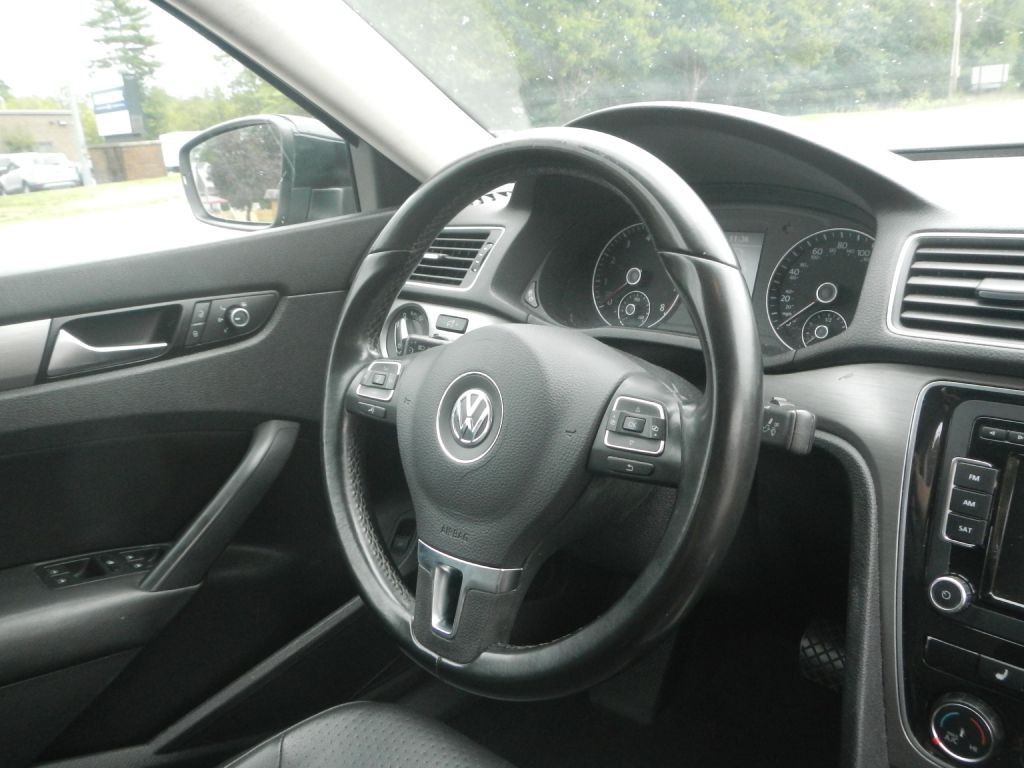 2015 Volkswagen Passat Image 18