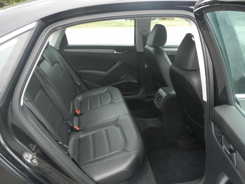2015 Volkswagen Passat Image 24