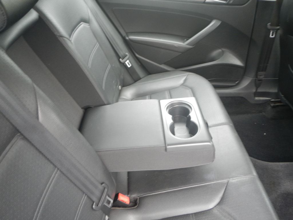 2015 Volkswagen Passat Image 26