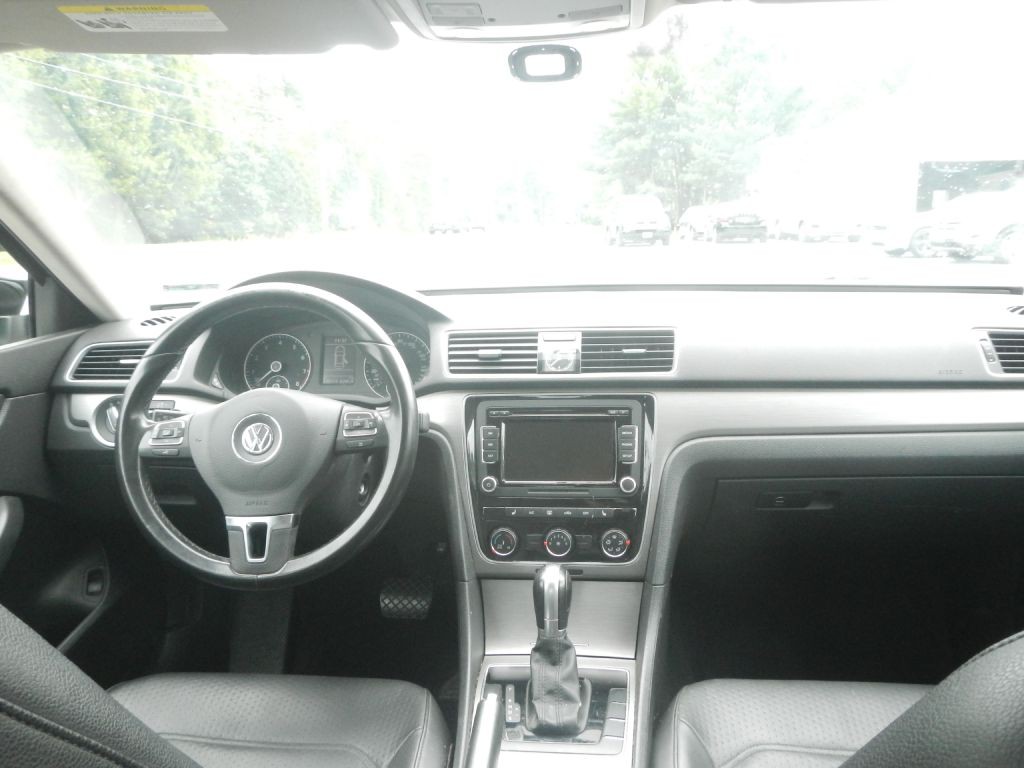 2015 Volkswagen Passat Image 28