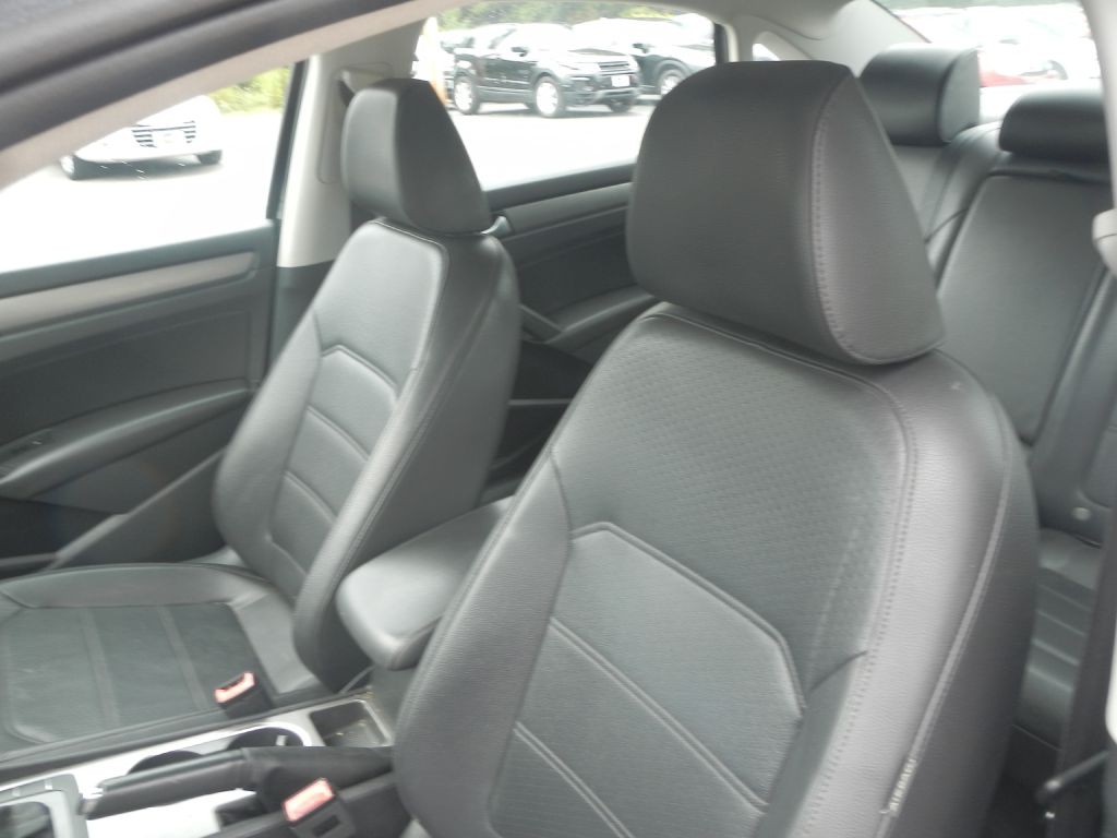2015 Volkswagen Passat Image 43