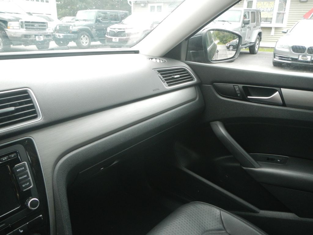 2015 Volkswagen Passat Image 44