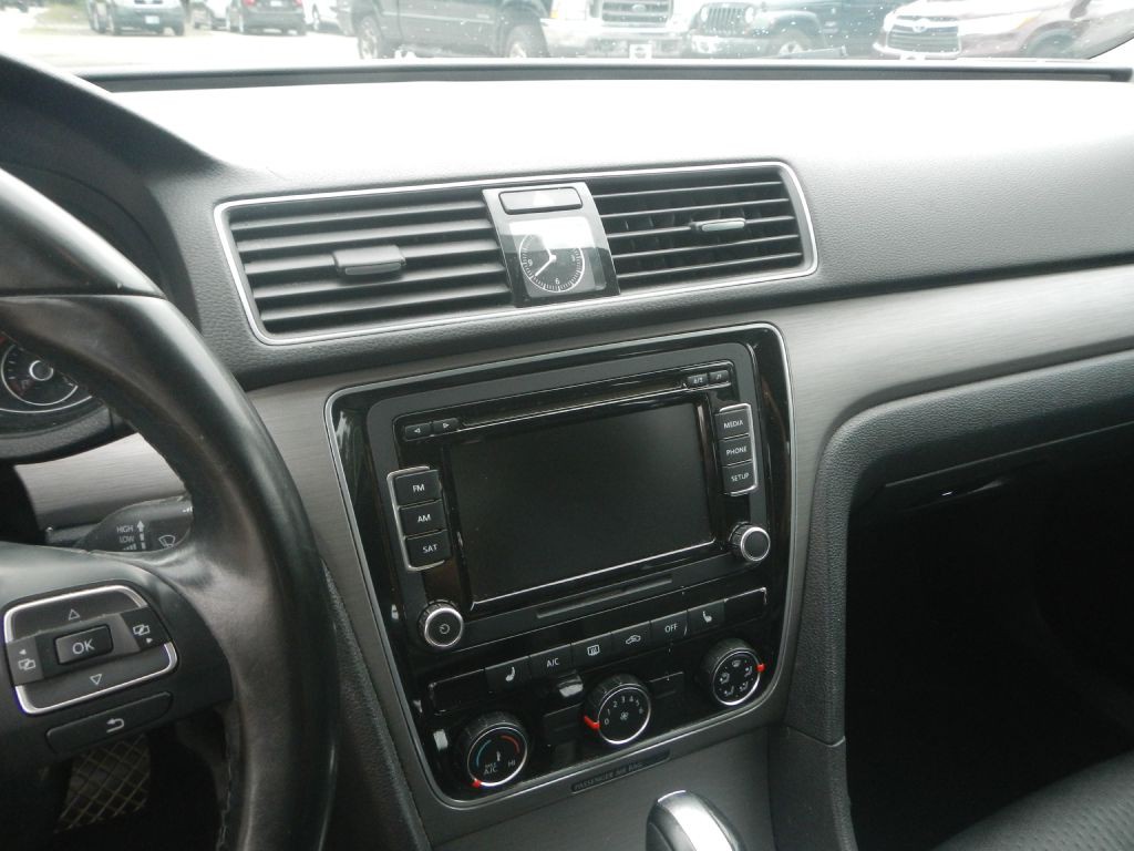 2015 Volkswagen Passat Image 45