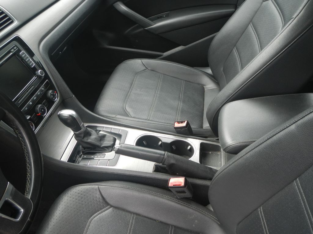 2015 Volkswagen Passat Image 46