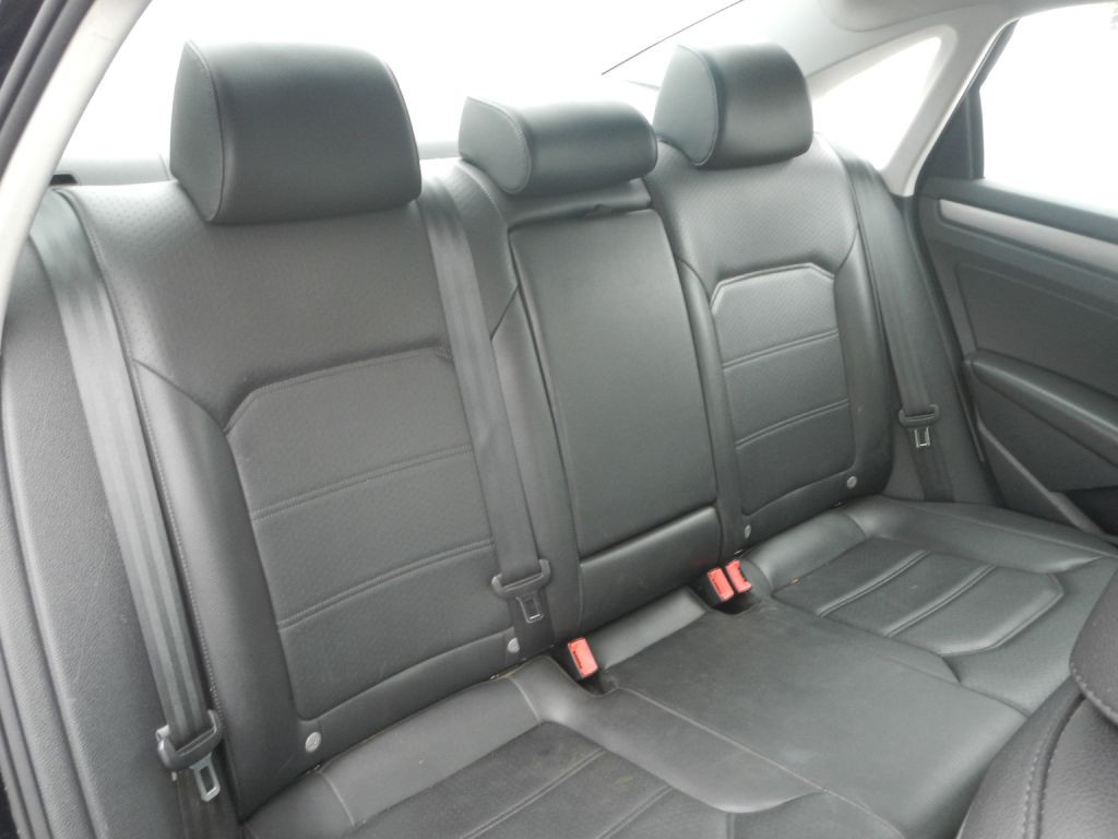 2015 Volkswagen Passat Image 5