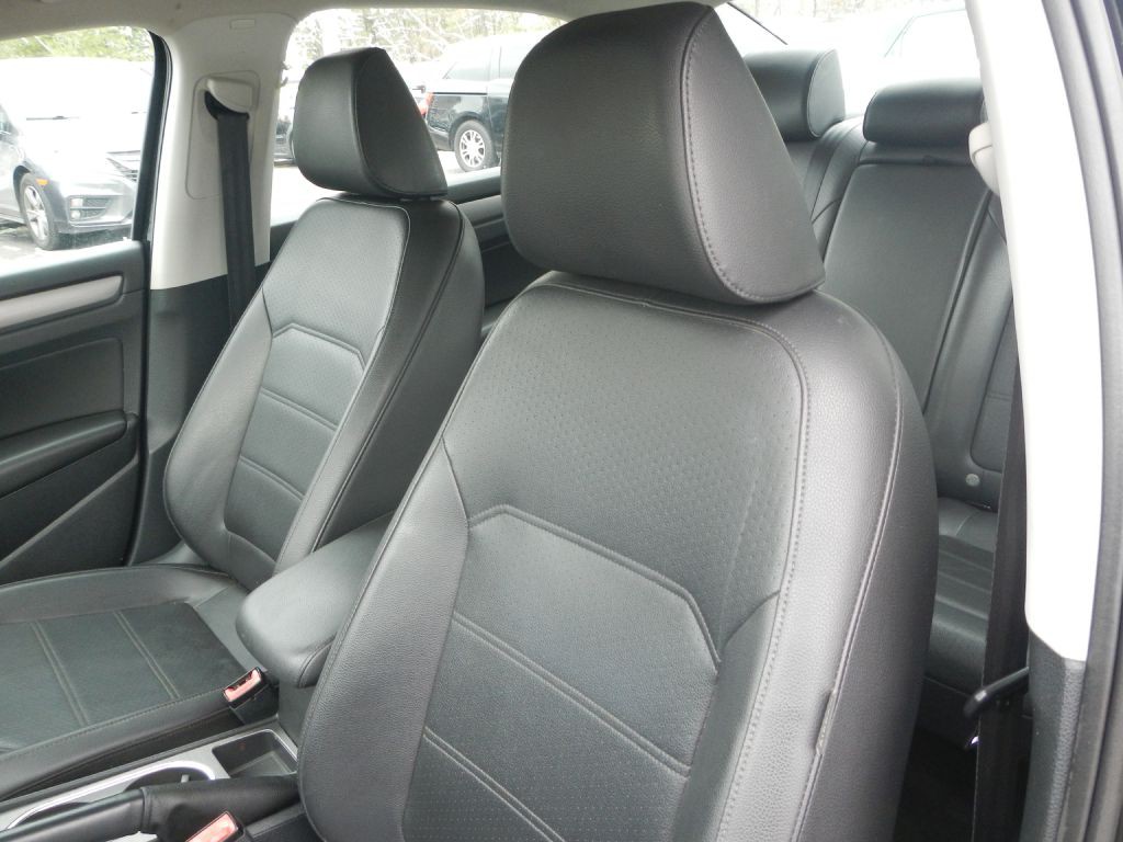 2015 Volkswagen Passat Image 9
