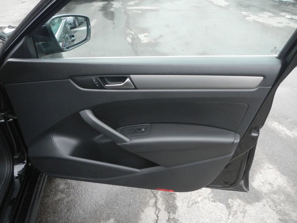 2015 Volkswagen Passat Image 17