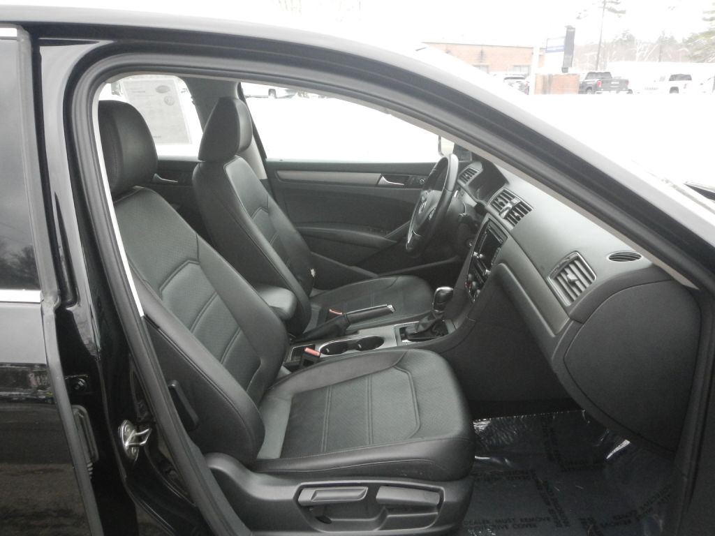 2015 Volkswagen Passat Image 18