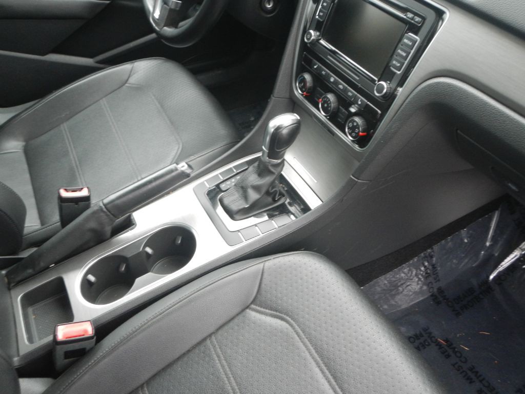 2015 Volkswagen Passat Image 22