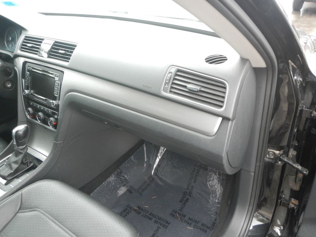 2015 Volkswagen Passat Image 23