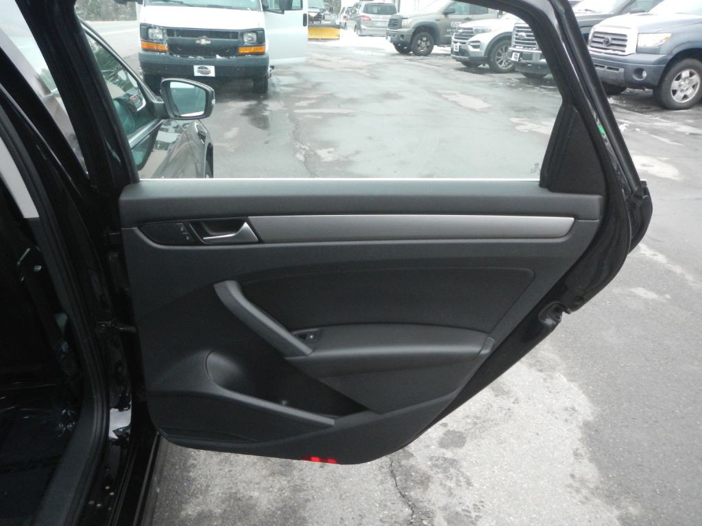 2015 Volkswagen Passat Image 24