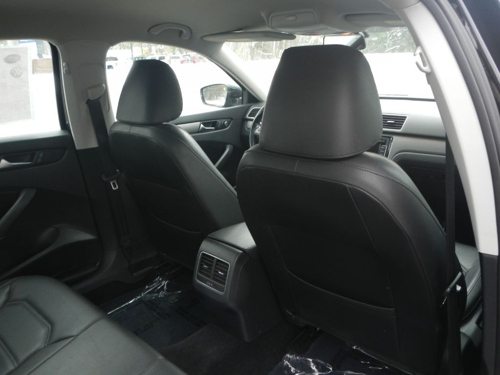 2015 Volkswagen Passat Image 25