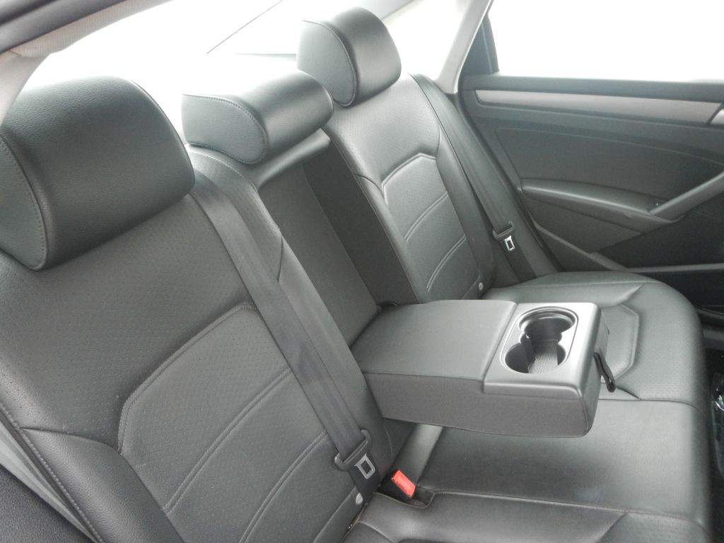 2015 Volkswagen Passat Image 28