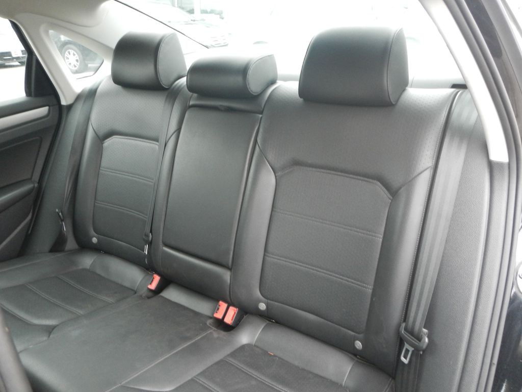 2015 Volkswagen Passat Image 40