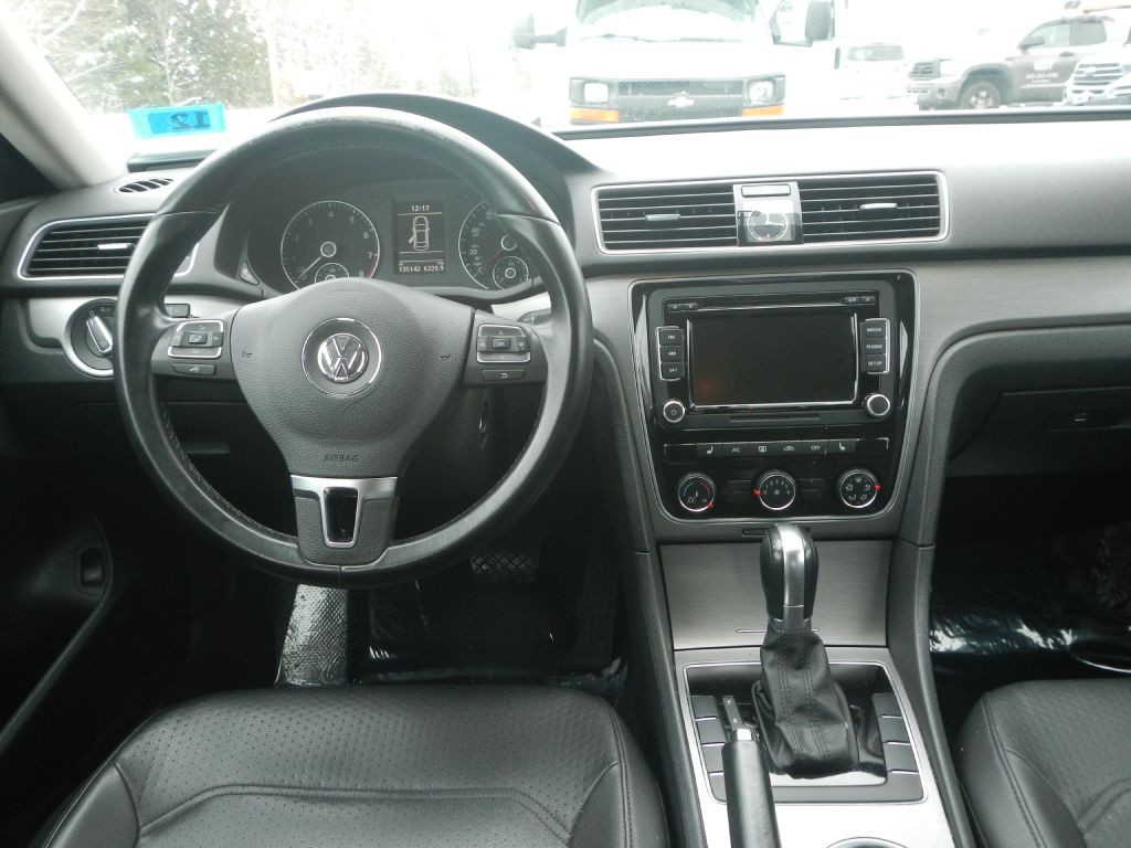 2015 Volkswagen Passat Image 43