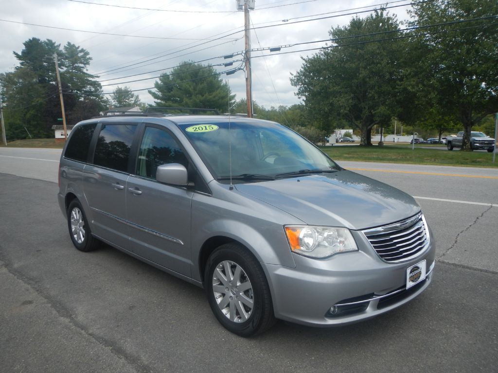 2015 Chrysler Town & Country Image 1