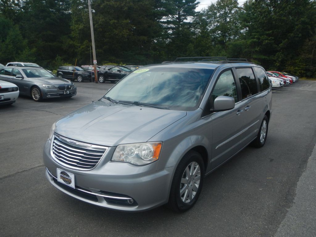 2015 Chrysler Town & Country Image 2
