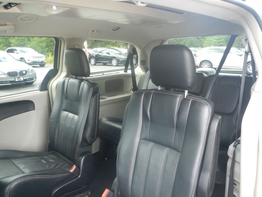 2015 Chrysler Town & Country Image 5