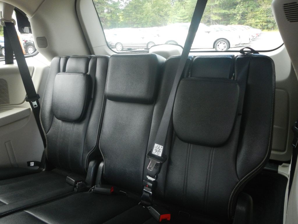 2015 Chrysler Town & Country Image 6