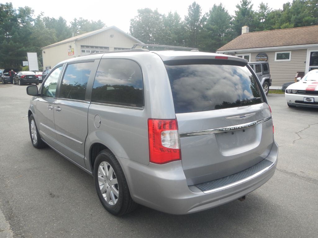 2015 Chrysler Town & Country Image 7