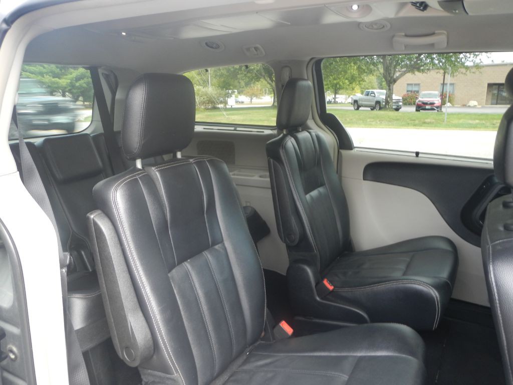2015 Chrysler Town & Country Image 10