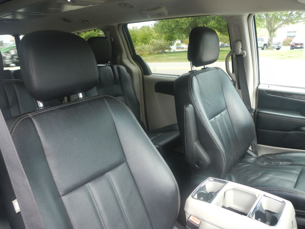 2015 Chrysler Town & Country Image 11