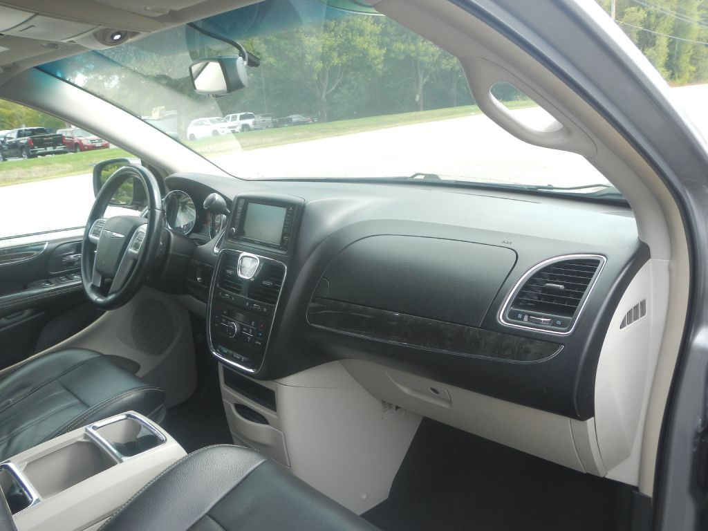 2015 Chrysler Town & Country Image 12