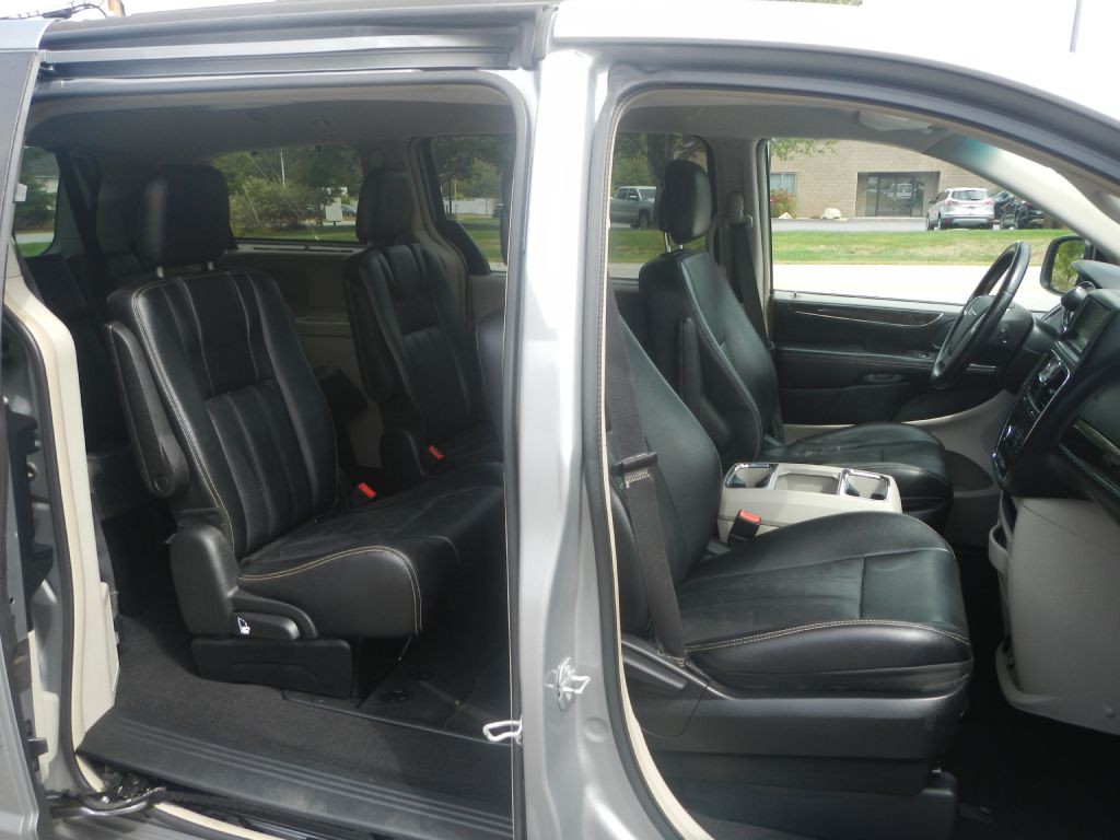 2015 Chrysler Town & Country Image 19