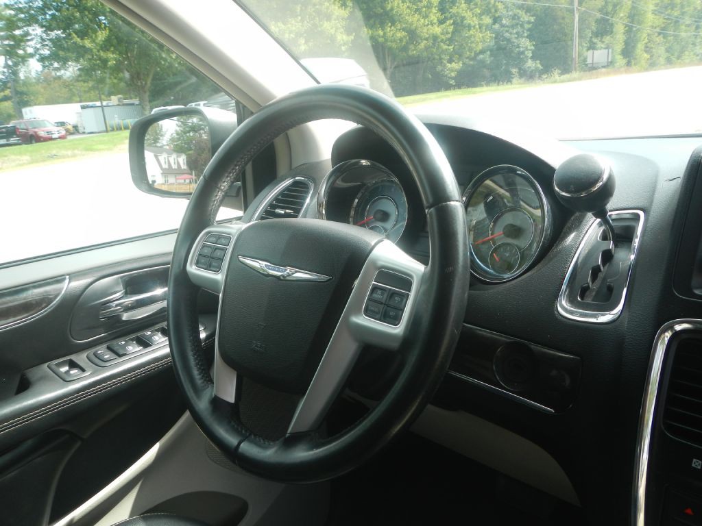 2015 Chrysler Town & Country Image 22