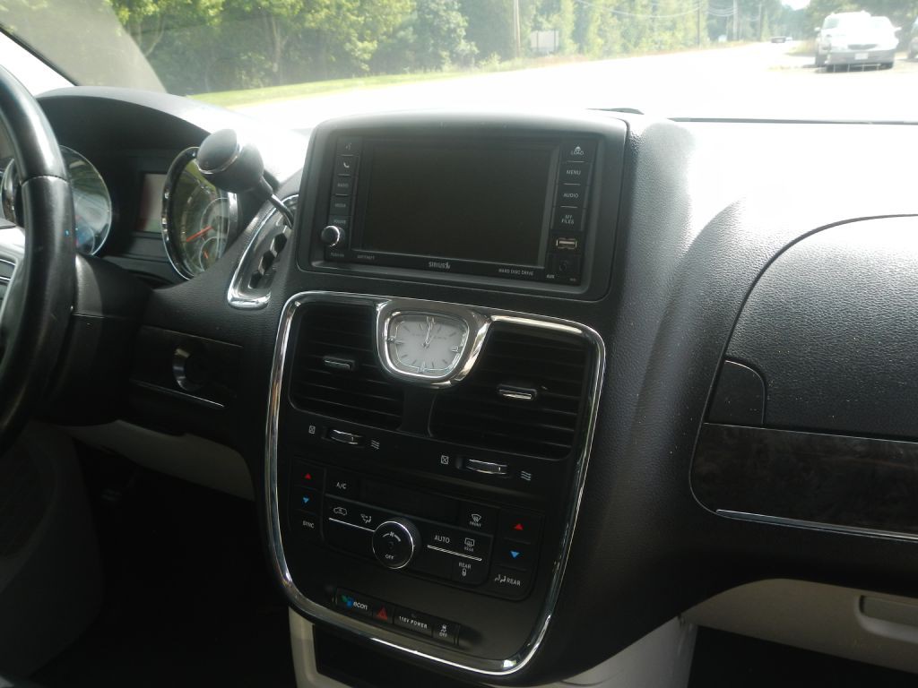 2015 Chrysler Town & Country Image 24