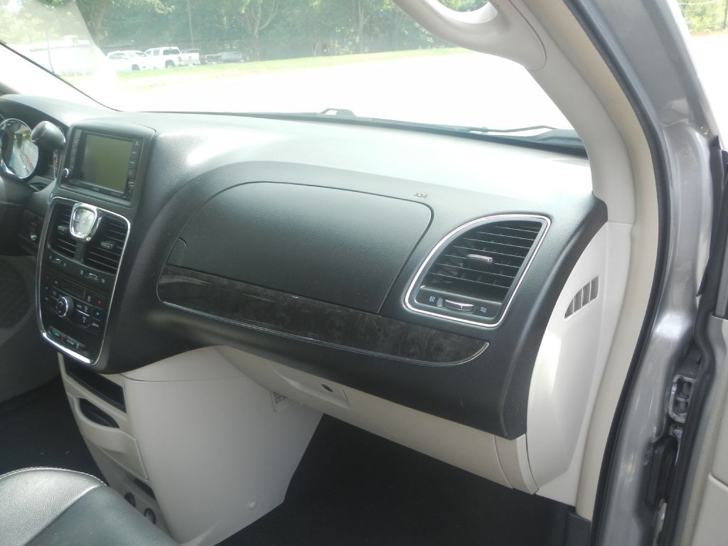 2015 Chrysler Town & Country Image 26