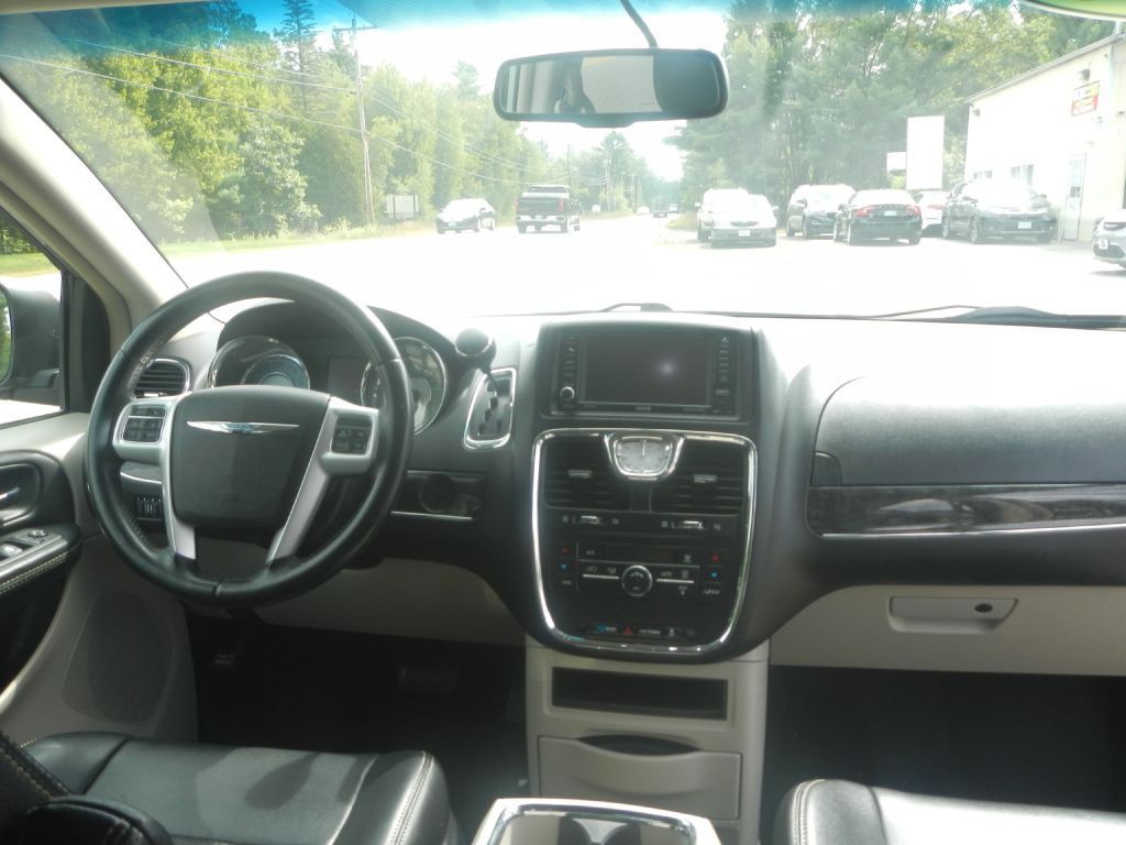 2015 Chrysler Town & Country Image 29