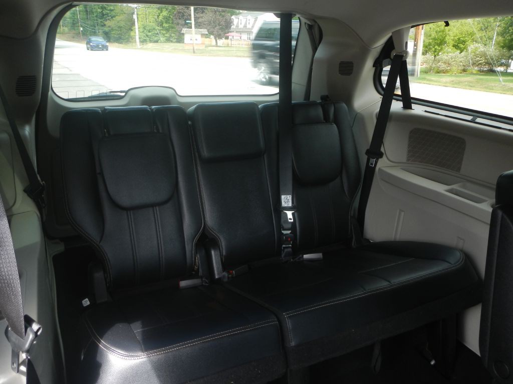 2015 Chrysler Town & Country Image 32