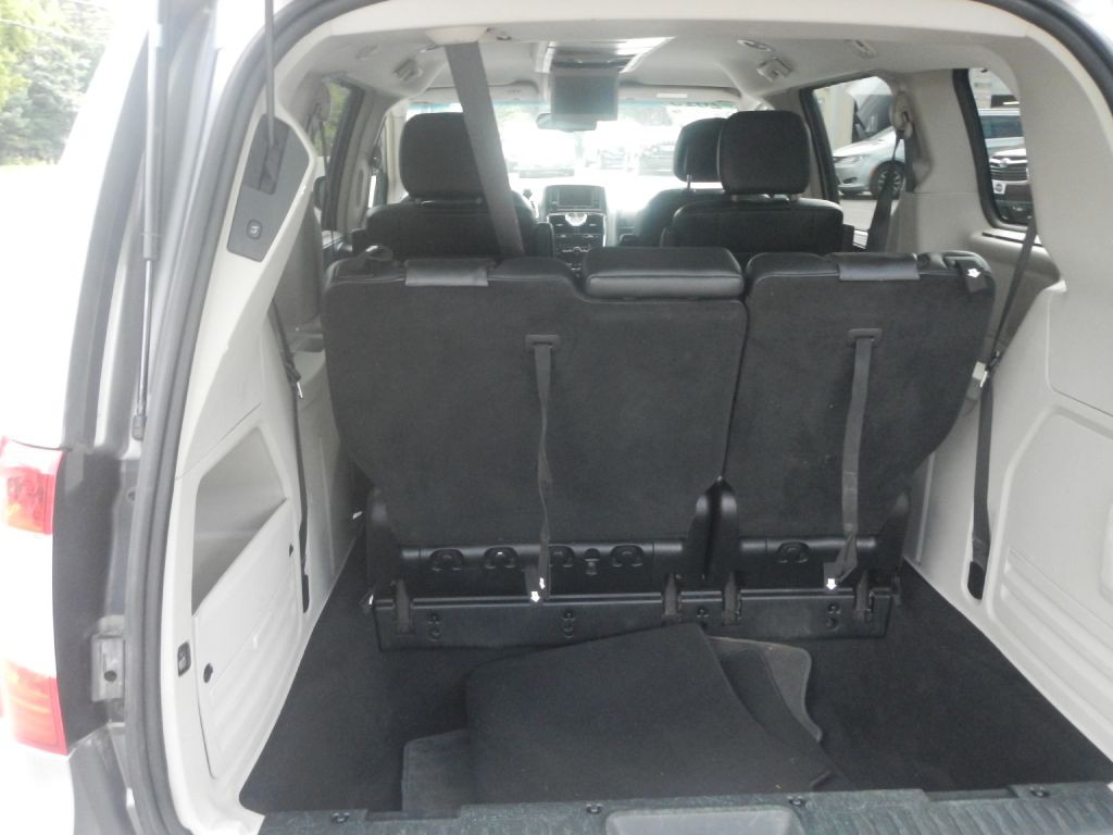 2015 Chrysler Town & Country Image 34