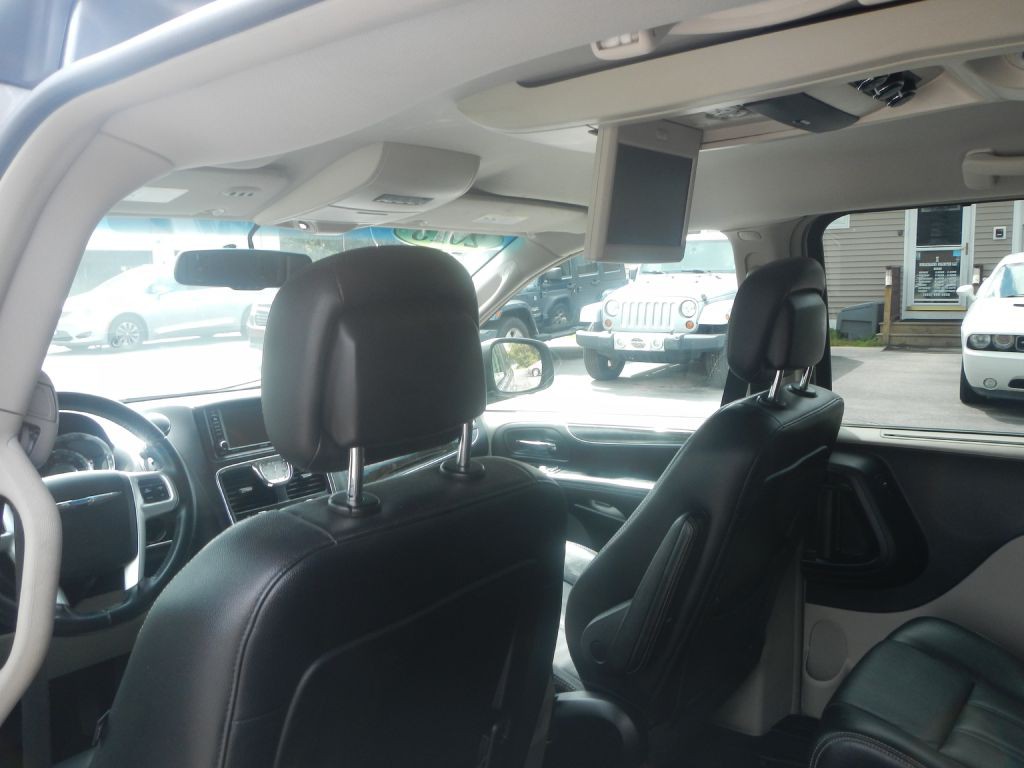 2015 Chrysler Town & Country Image 43