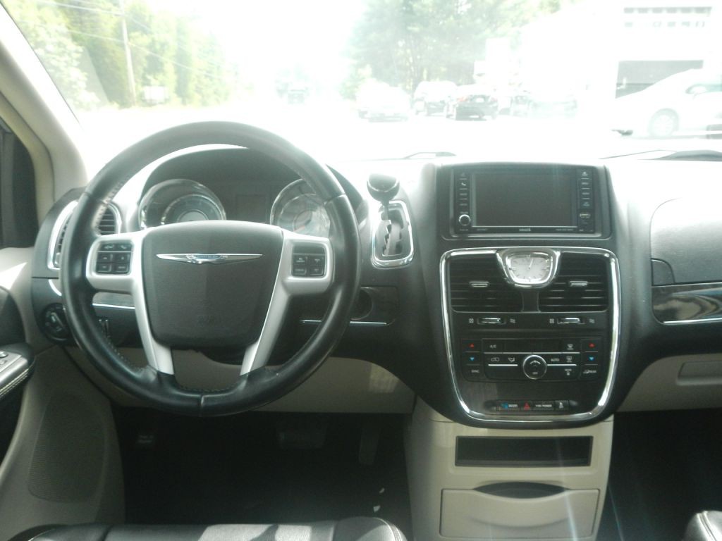 2015 Chrysler Town & Country Image 44