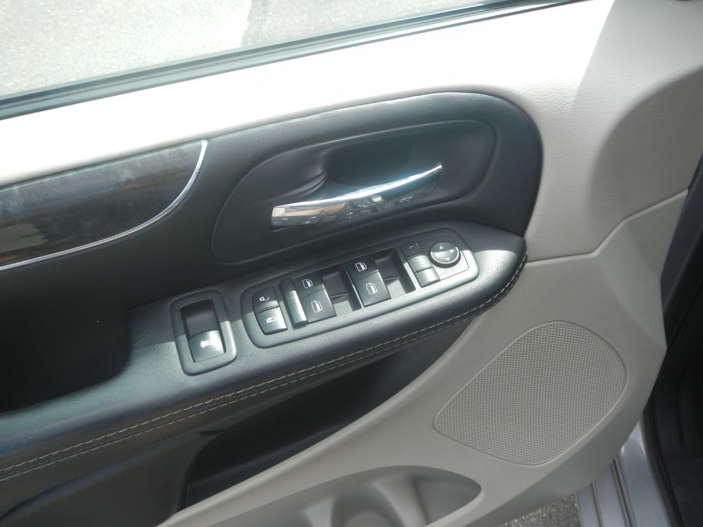 2015 Chrysler Town & Country Image 47