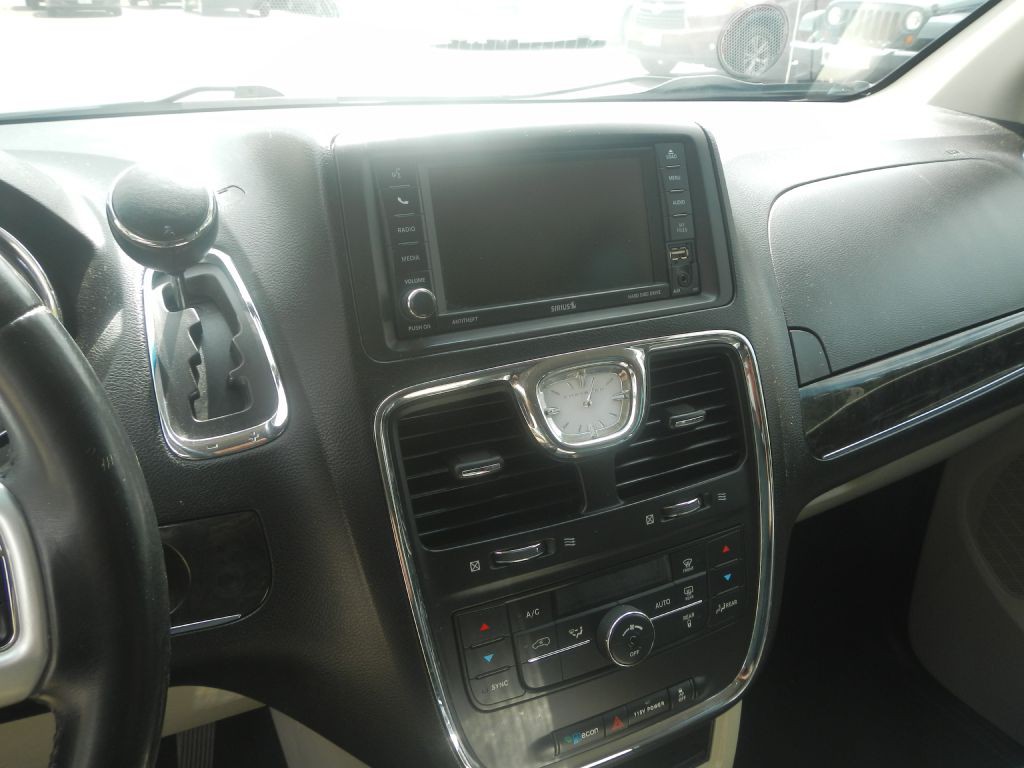 2015 Chrysler Town & Country Image 50