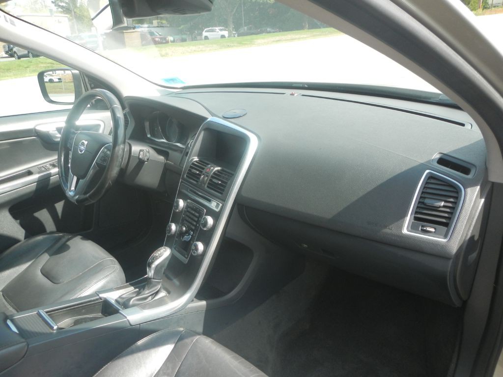 2016 Volvo XC60 Image 10