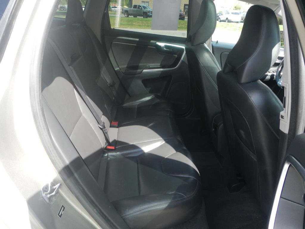 2016 Volvo XC60 Image 25
