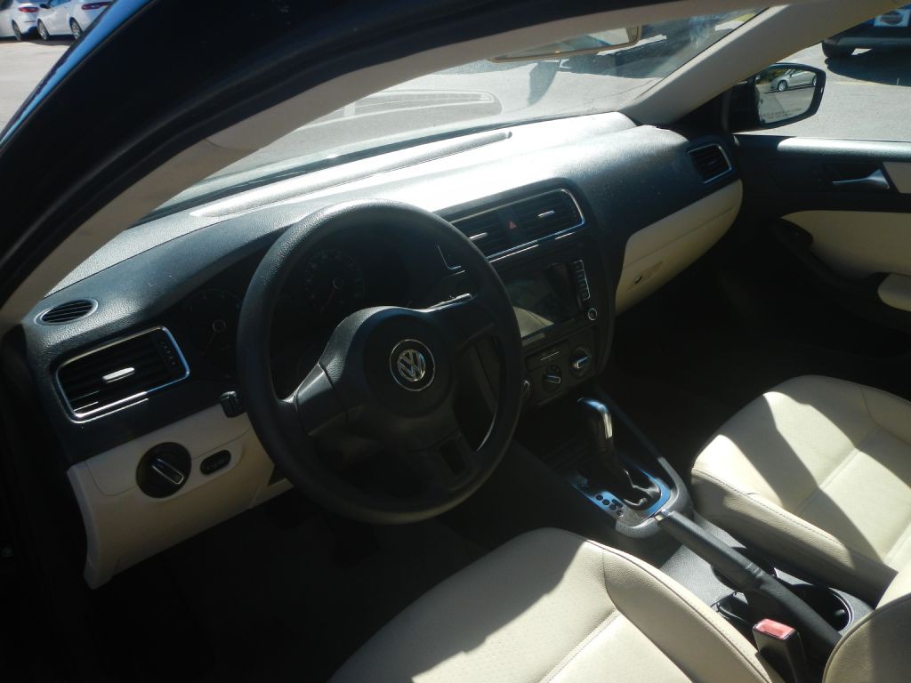 2011 Volkswagen Jetta Image 2