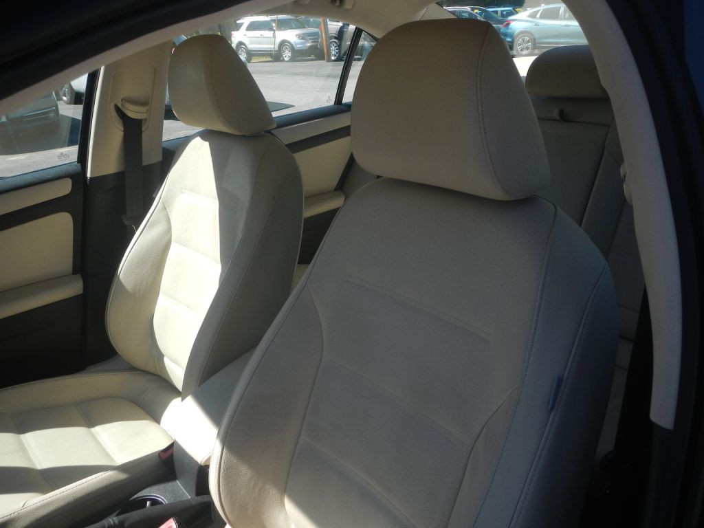 2011 Volkswagen Jetta Image 3