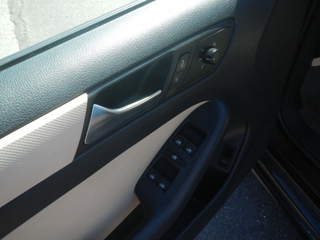 2011 Volkswagen Jetta Image 39