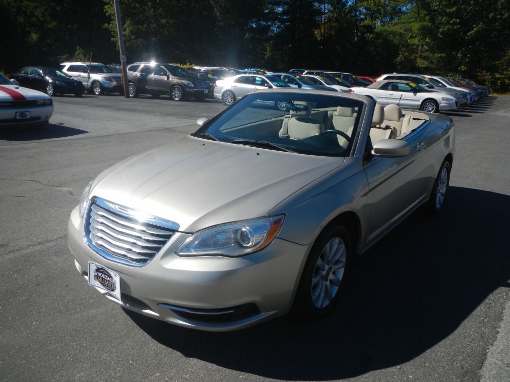 2014 Chrysler 200 Image 2