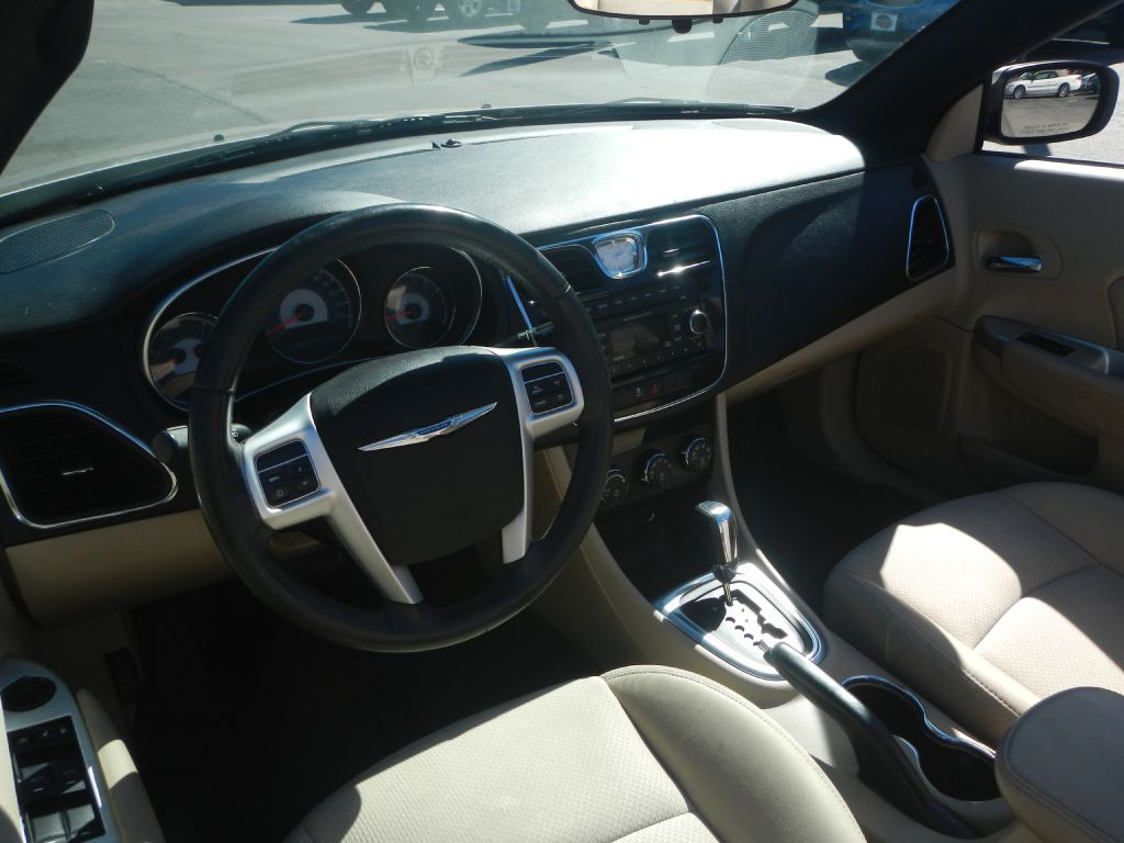 2014 Chrysler 200 Image 3