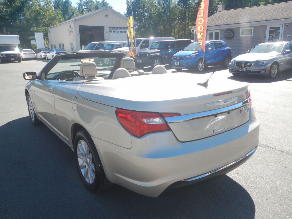 2014 Chrysler 200 Image 5