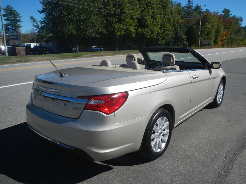 2014 Chrysler 200 Image 6