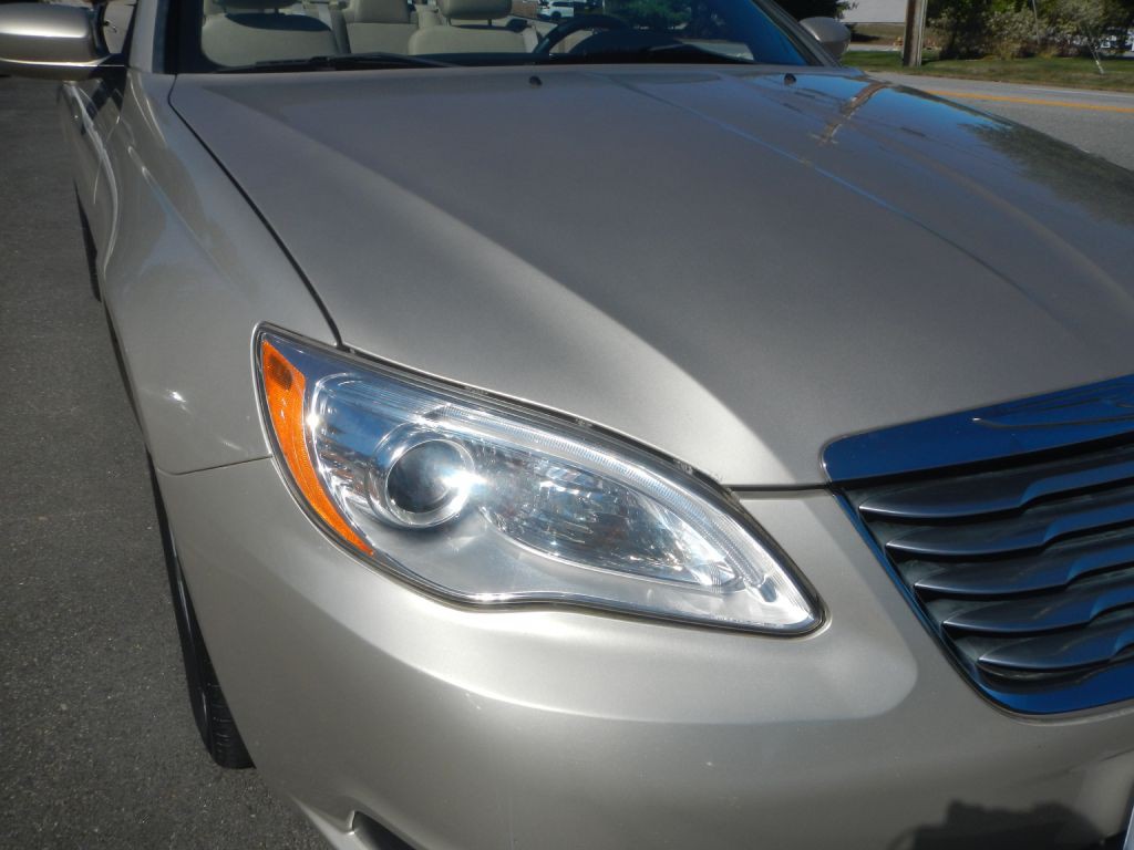 2014 Chrysler 200 Image 8