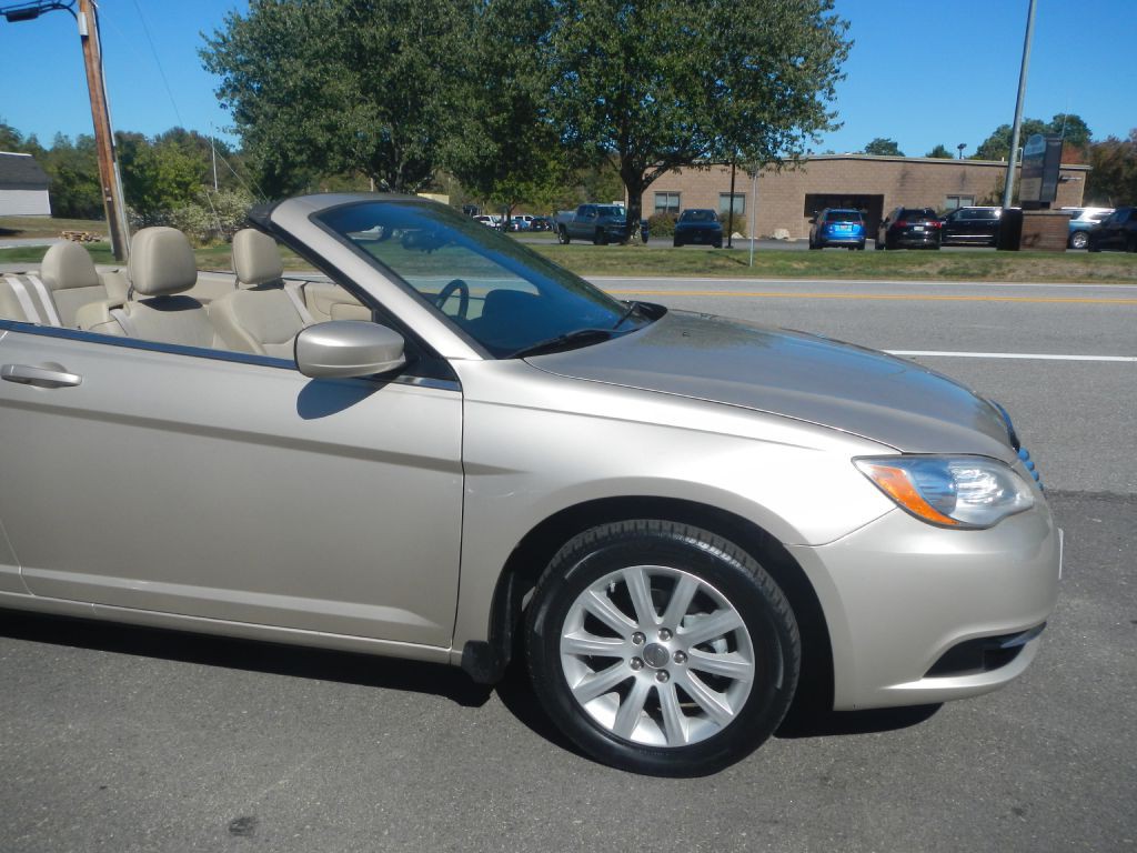 2014 Chrysler 200 Image 9